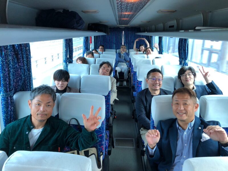 行のバスは少々静かでした。朝が早かったからでしょうか・・・